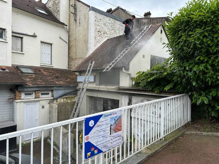 Gros plan sur un écran sous toiture dans le cadre de traavux de couverture