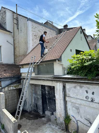 Gros plan sur des escalieres bpis aménagés dans un jardin à Vernon dans l eure