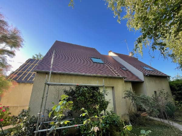 Interventins en cours pour détecter une fuite de toiture