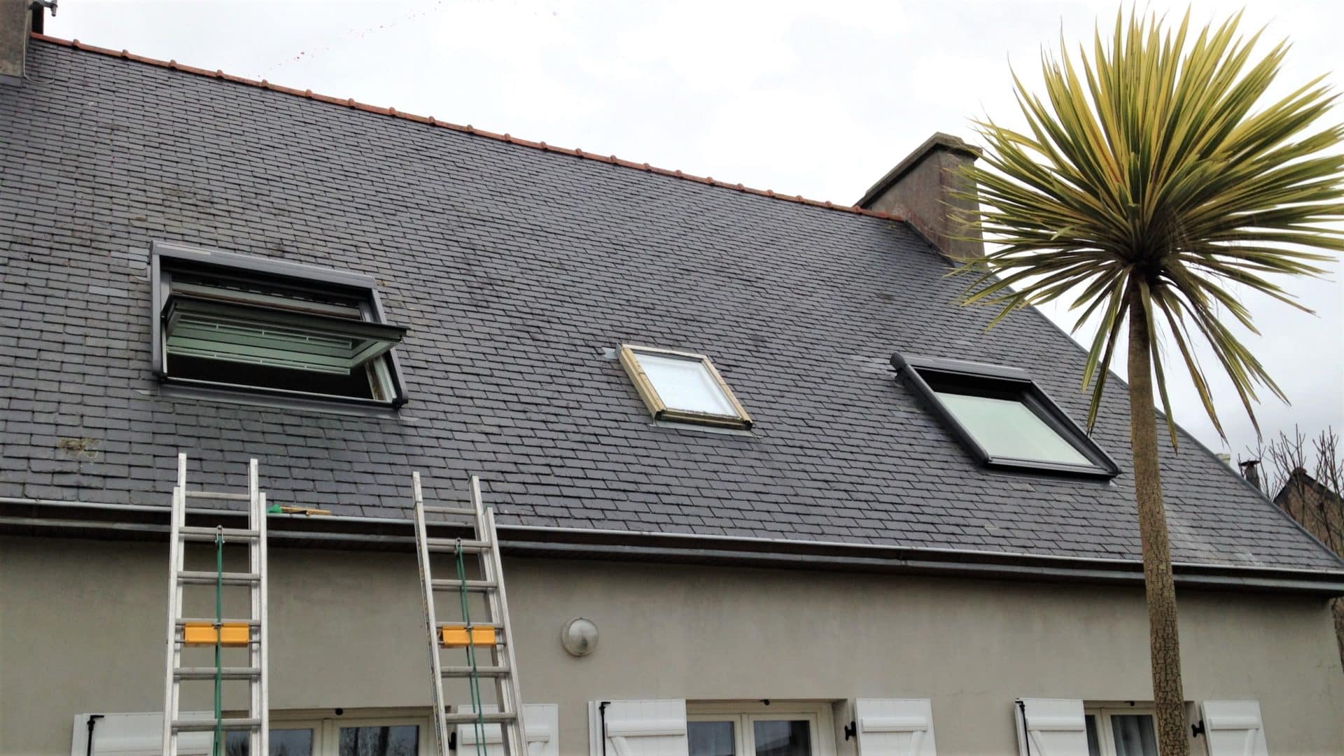 Vu sur une toiture en ardoise, à Clamart, dans les Hauts-de-Seine, intervention en cours avec Monsieur bouthors